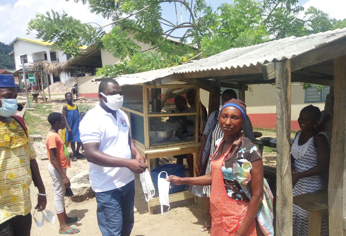 Ho West District Chief Executive Distributes Nose Masks At Kissifli Market
